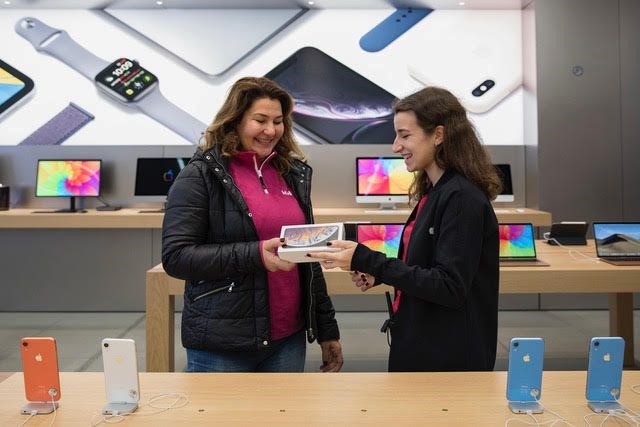 TÜRKİYE'DE İLK iPHONE XS MAX'İ O SATIN ALDI
