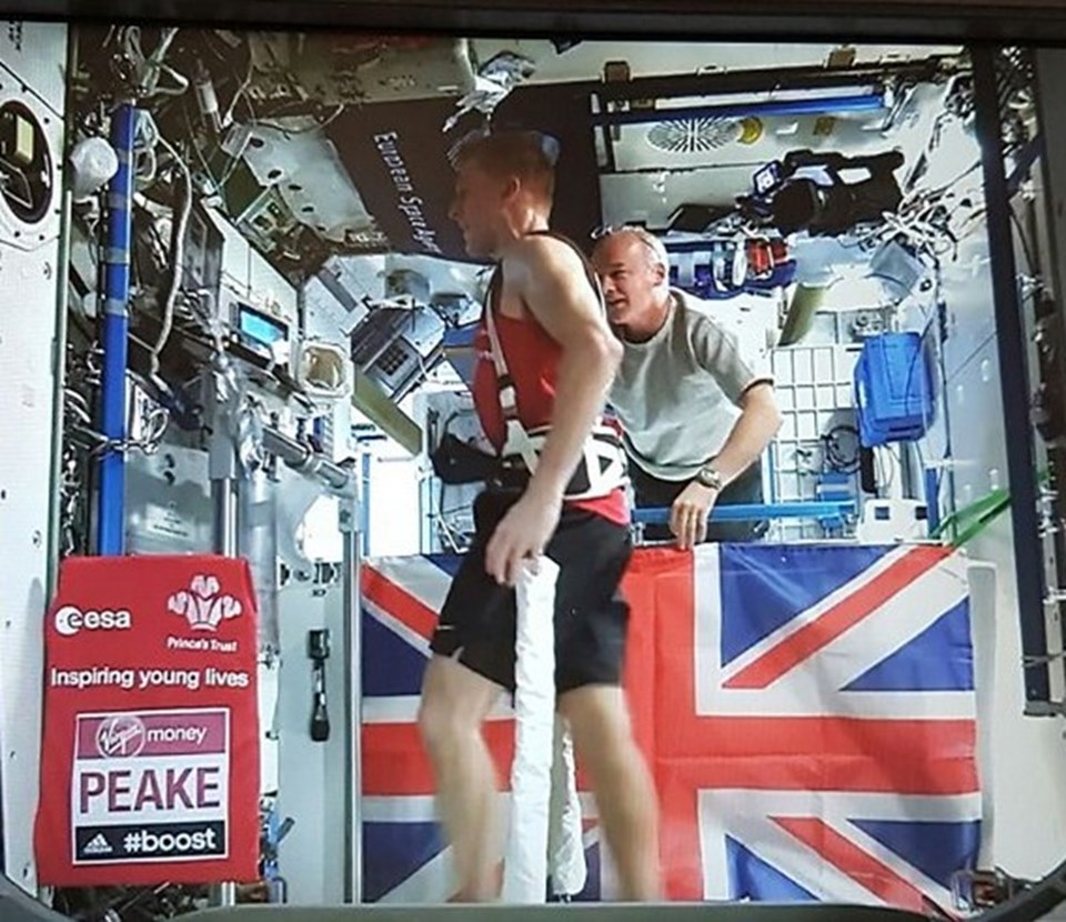 Peake, koşu sırasında yer çekimine karşı koyabilmek için de elastik bantlarla sabitlendi.