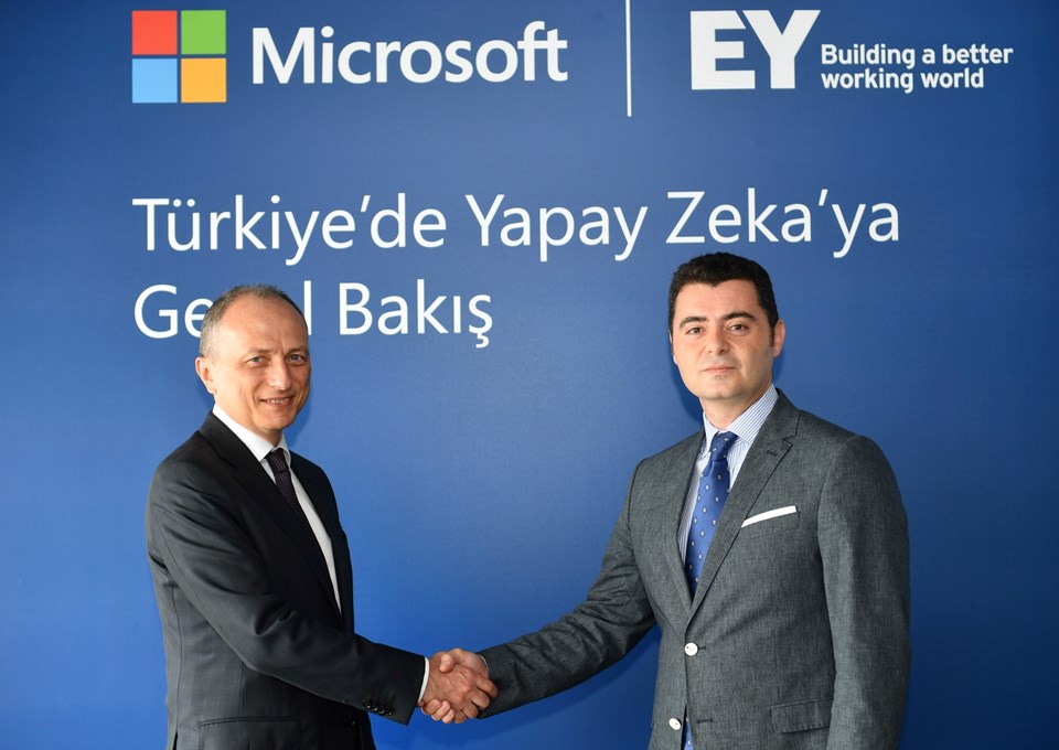 Microsoft Türkiye Genel Müdürü Murat Kansu (solda) EY Orta, Doğu, Güneydoğu Avrupa ve Orta Asya (CESA) Bölgesi, Dijital Lideri Onur Doğan (sağda)