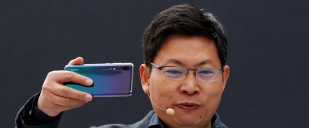 Yeni iPhone ları unutun Huawei den katlanabilir akıllı telefon hamlesi Yeni iPhone ları unutun Huawei den katlanabilir akıllı telefon hamlesi