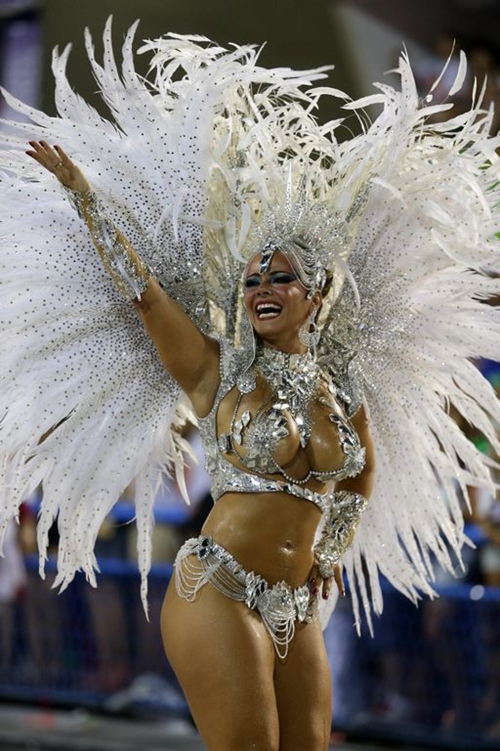 Hot rio. Rio Carnival. Карнавал Бразилия Сюзанна Виейра. Самба Рио. Сюзанна Виейра на бразильском карнавале.