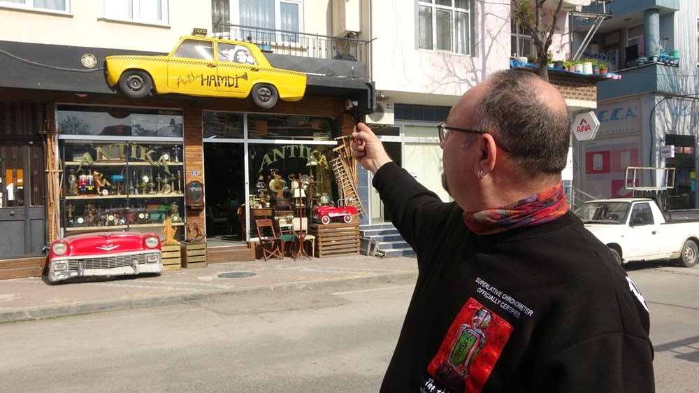Fiyatlara kızdı, ortadan kestiği efsane otomobili tabela yaptı - 1
