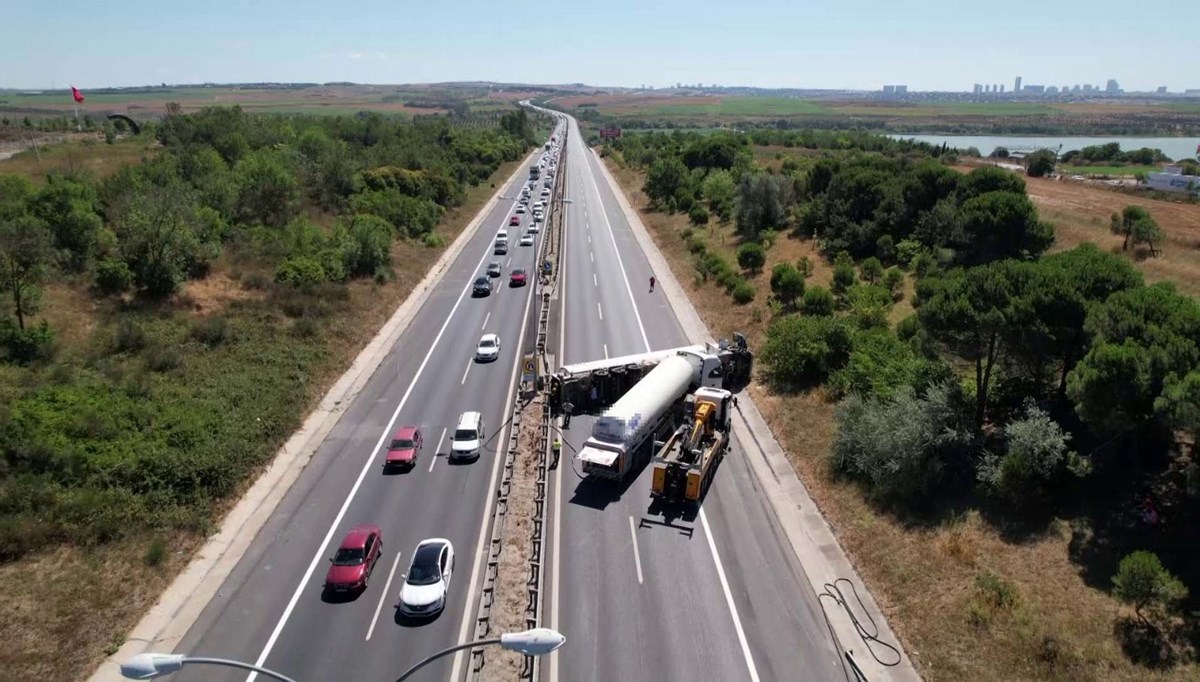 TEM Otoyolu'nda faciasının eşiğinden dönüldü: Gaz yüklü tanker devrildi