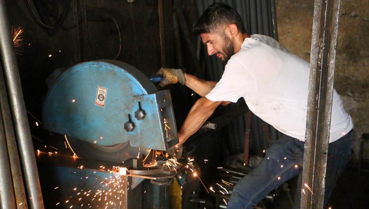 Hava sıcaklığı 40, demir ise 200 derecede şekilleniyor: Kavurucu sıcakta zorlu mesai