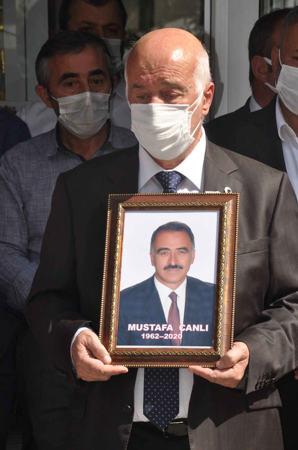 Corona virüsten hayatını kaybeden İSTAÇ Genel Müdürü Mustafa Canlı son yolculuğuna uğurlandı - 1