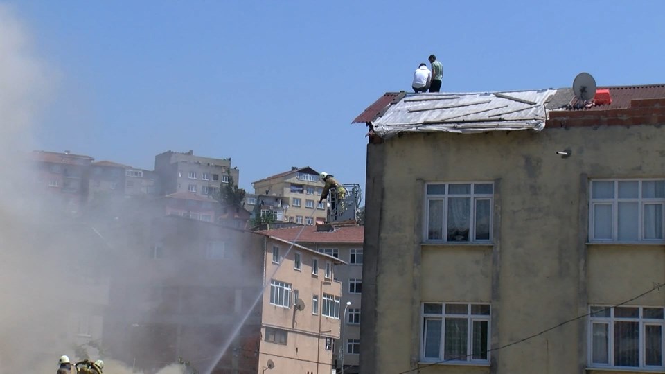 İstanbul'da hurdalık yangınına tehlikeli merak - 2