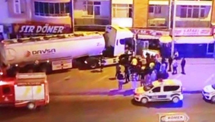 Kontrolden çıkan tanker marketin önünde durabildi