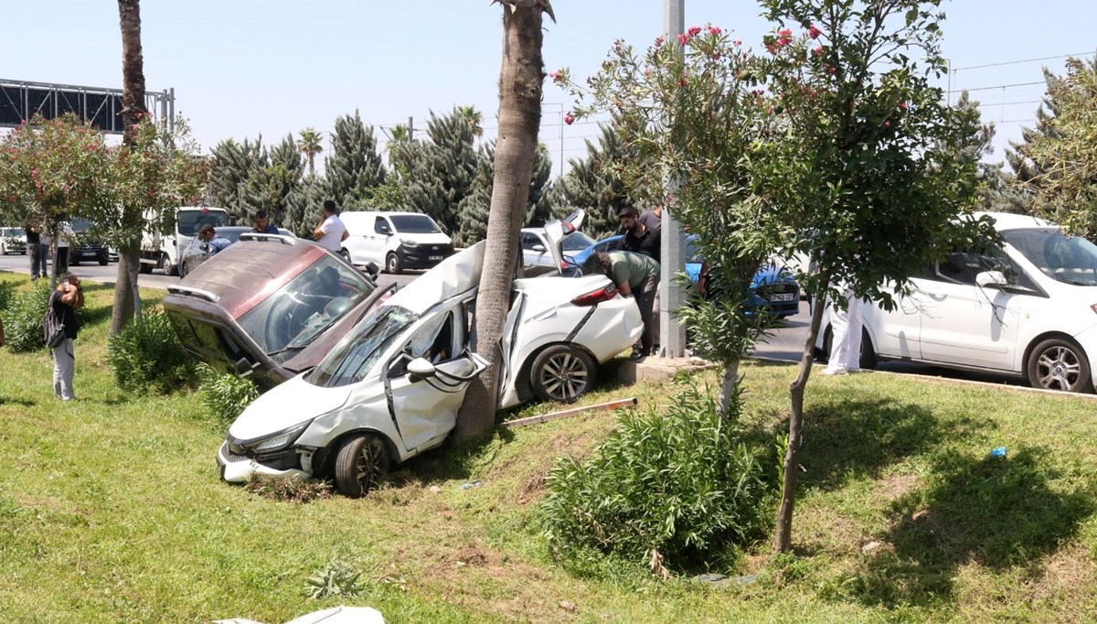 Antalya'da zincirleme kaza: İki polis yaralı