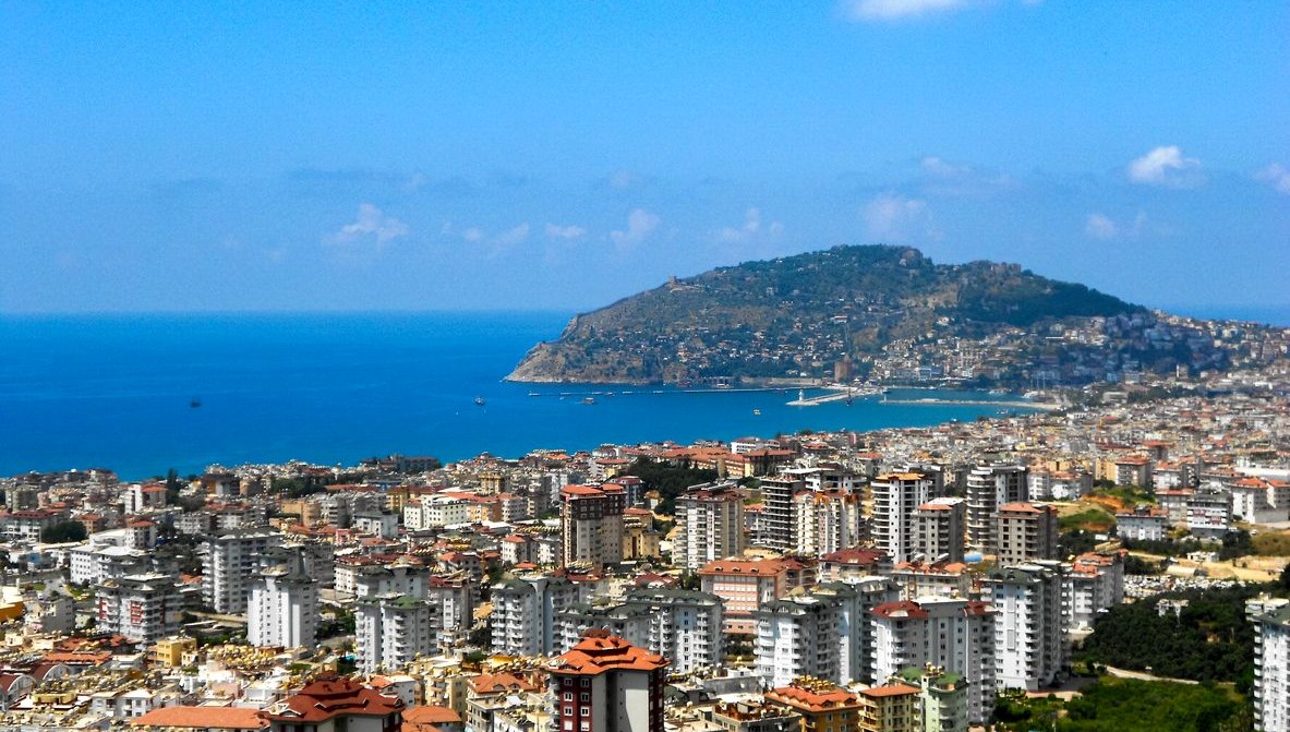 Yabancılar Türkiye’den vazgeçmedi: En çok hangi ülke vatandaşları ev aldı?