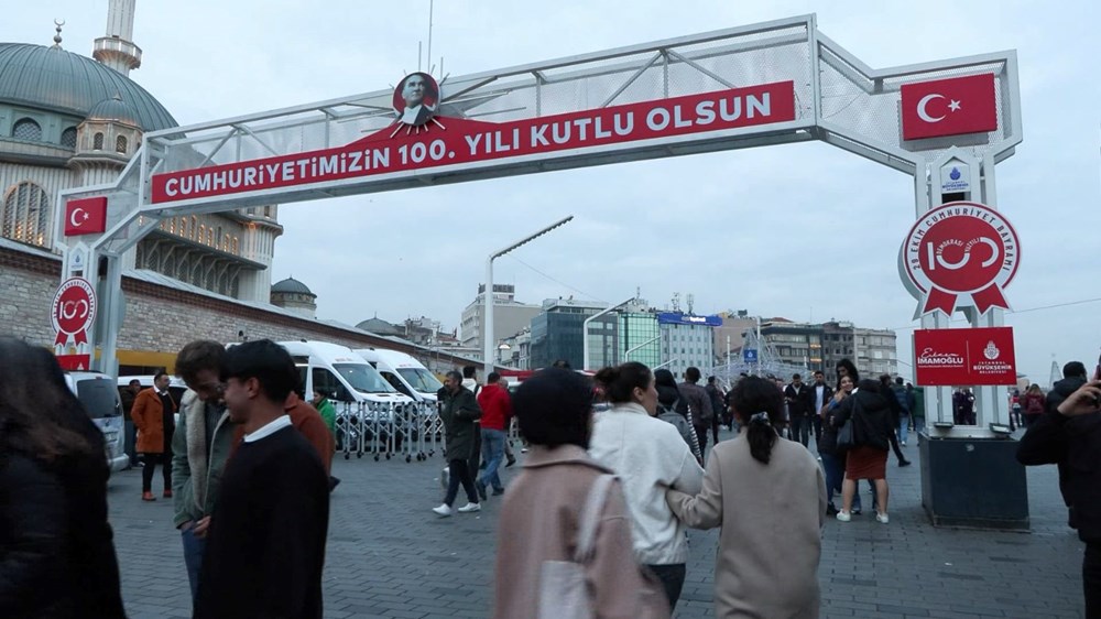 Taksim'de yeni yıla saatler kala hareketlilik başladı - 16