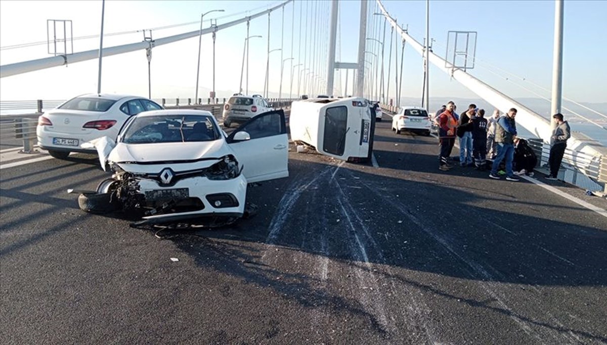 Osmangazi Köprüsü'nde 4 aracın karıştığı zincirleme kaza kamerada