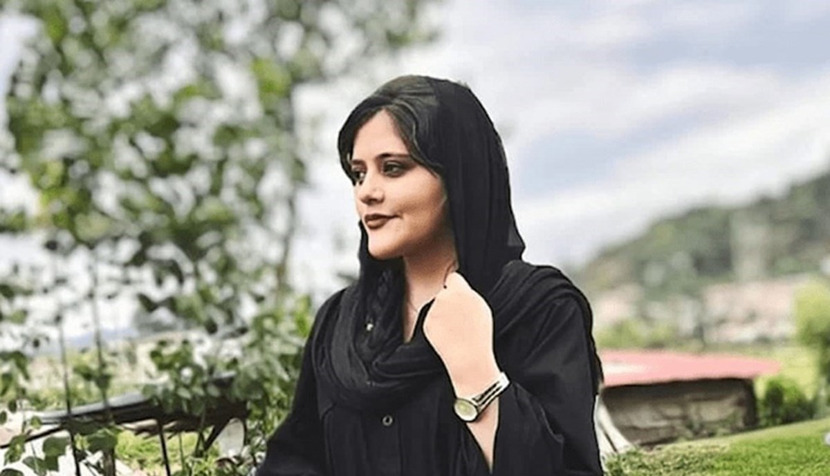 Dizi oyuncusu Elnaaz Norouzi İran'ı protesto etmek için soyundu - 2