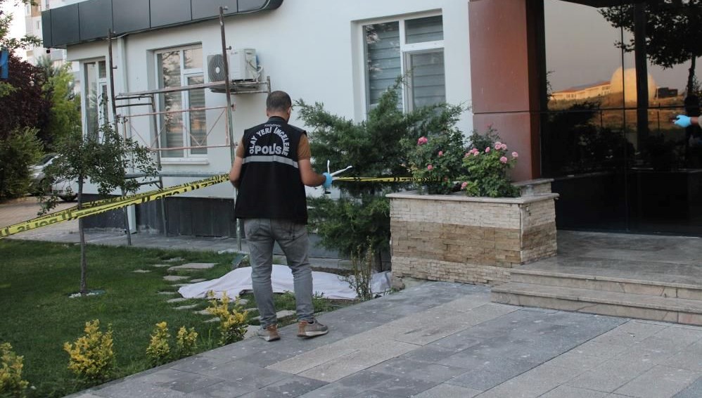 8'inci kattan düşen genç kadın yaşamını yitirdi