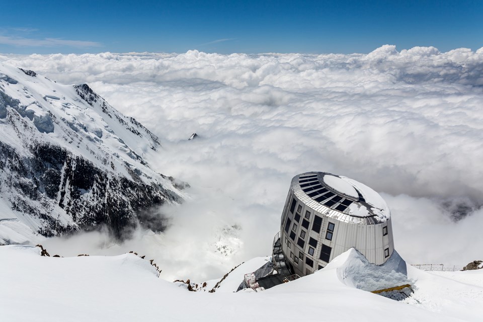 Dağcıların sığınağı haline gelen Refuge du Goûter, deniz seviyesinden 3.835 metre yükseklikte bulunuyor. 