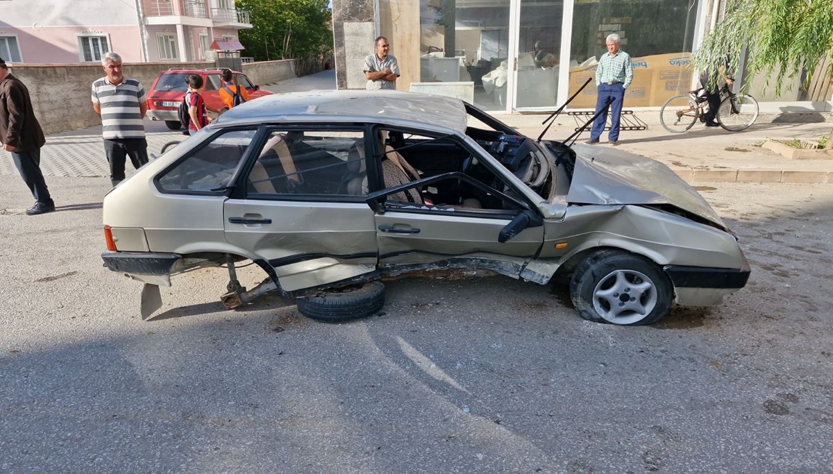 Kaldırıma çarpan otomobil takla attı Kaldırıma çarpan otomobil takla attı