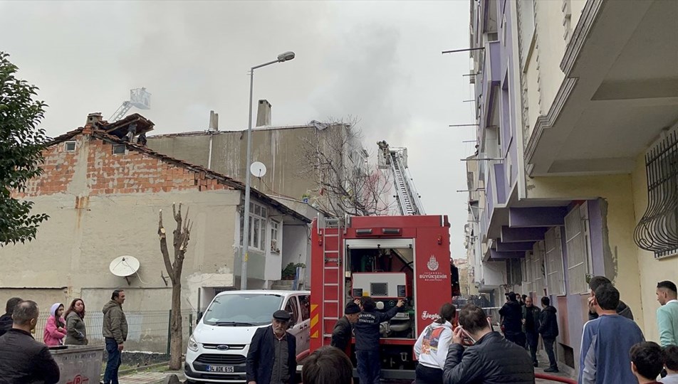 Bağcılar'da patlama ve yangın sonrası yolda göçük meydana geldi