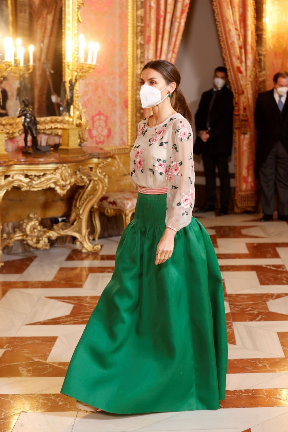 İspanya Kraliçesi Letizia Ortiz kayınvalidesinin 45 yıl önceki kıyafetini giydi - 3