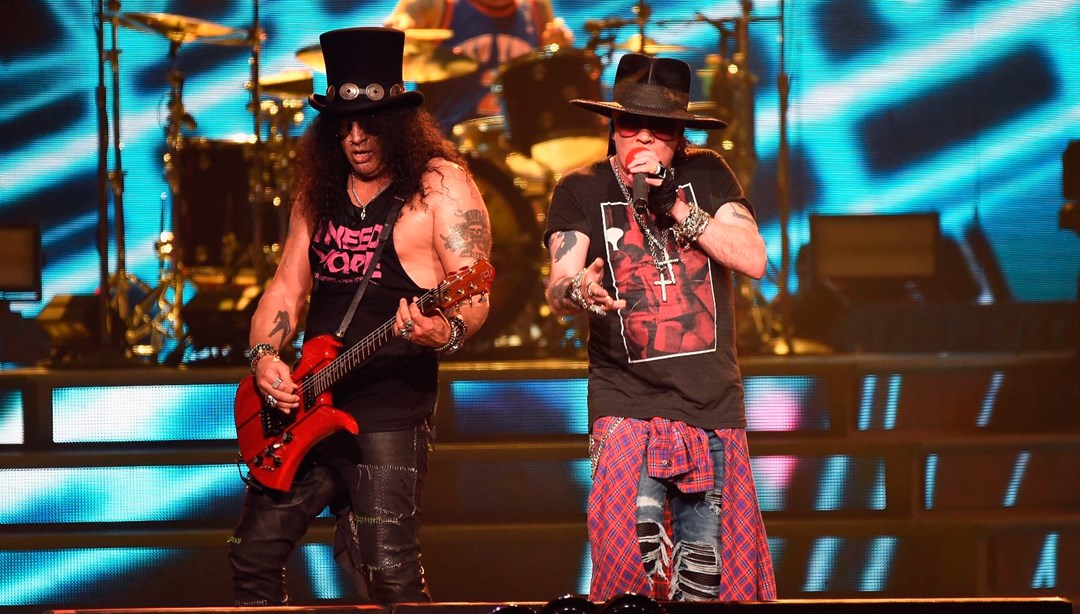 Guns n roses. Эксл роуз 2023. Guns and roses обложки альбомов. Guns n roses обои. Guns n'roses обложка.