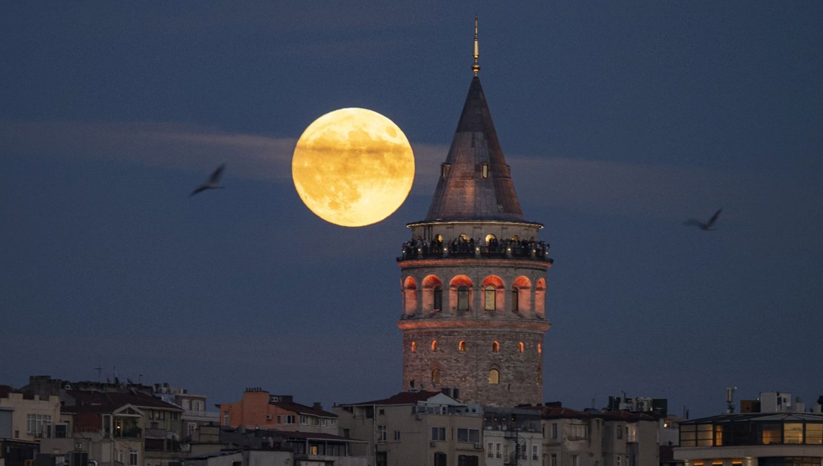 Yılın son ay tutulması gerçekleşti:  Süper Kanlı Ay tutulması görsel şölen oluşturdu