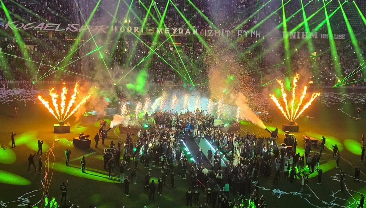 Kocaelispor, kupasını taraftarıyla birlikte aldı