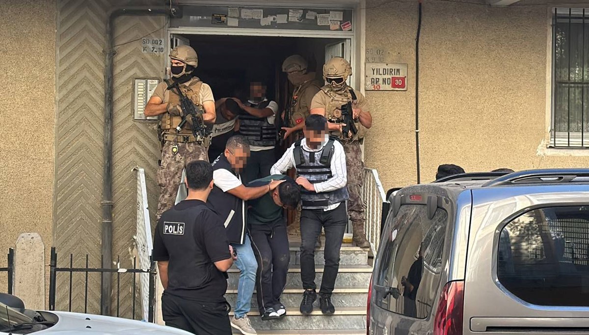 İstanbul'da çeşitli suçlardan aranan 2 şüpheli yakalandı İstanbul'da çeşitli suçlardan aranan 2 şüpheli yakalandı