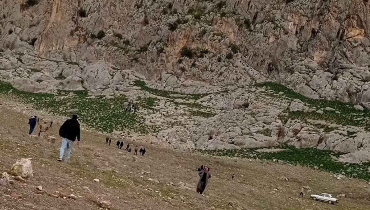 Mahsur kalan koyunlarını kurtarmak isterken uçurumdan düşüp öldü