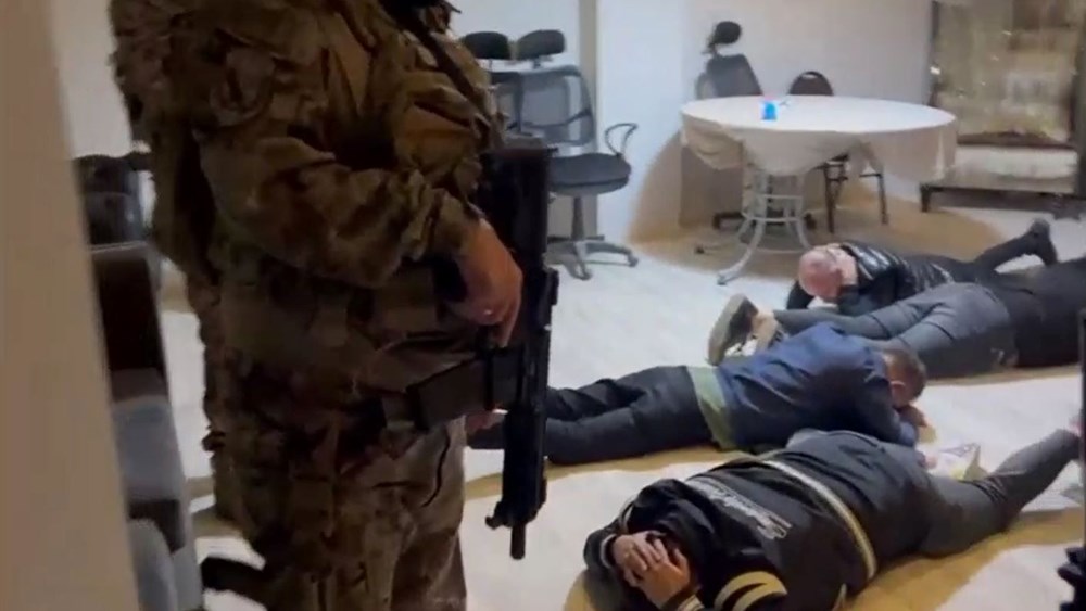 İzmir’in ünlü gece kulübüne baskın: Uyuşturucu, silahkaçakçılığı ve kara para aklama suçlaması - 1