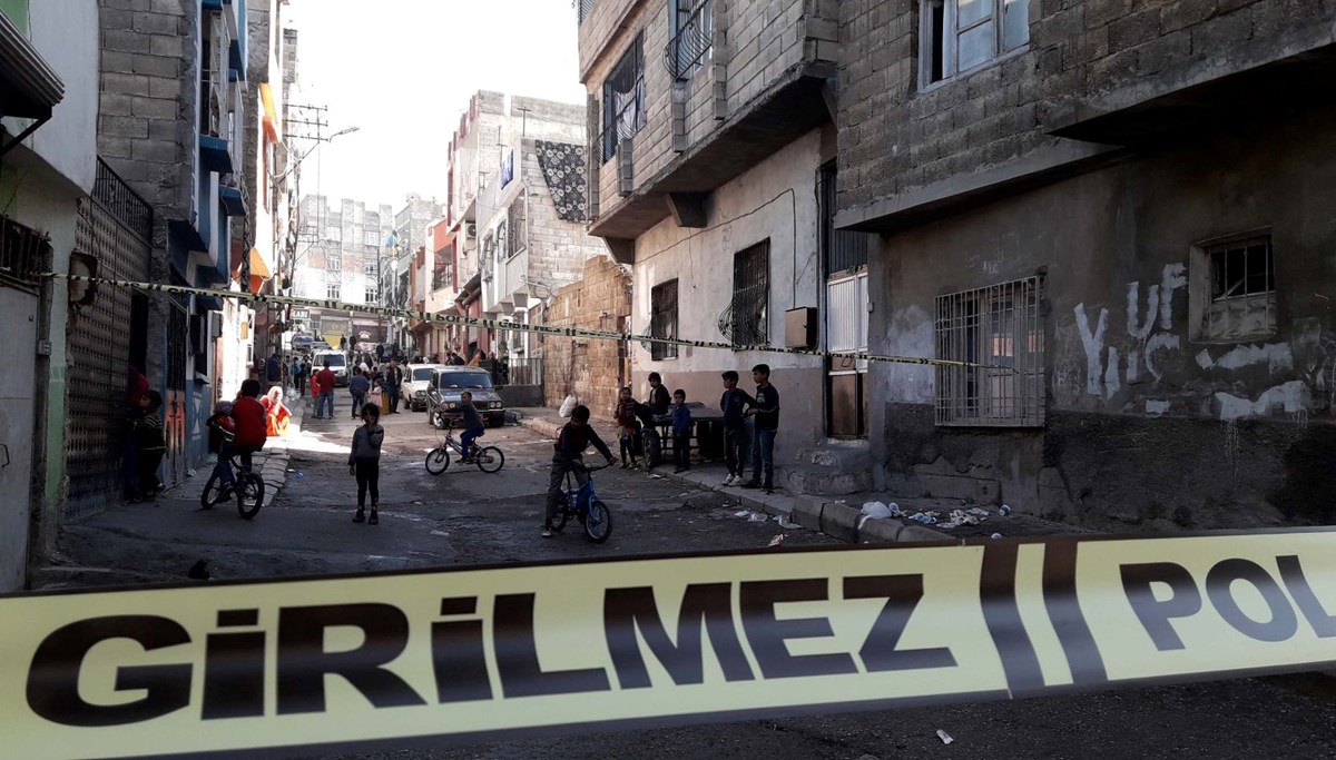 Husumetli aileler kavga etti, sokakta oynayan 3 çocuk tüfekle vuruldu Husumetli aileler kavga etti, sokakta oynayan 3 çocuk tüfekle vuruldu