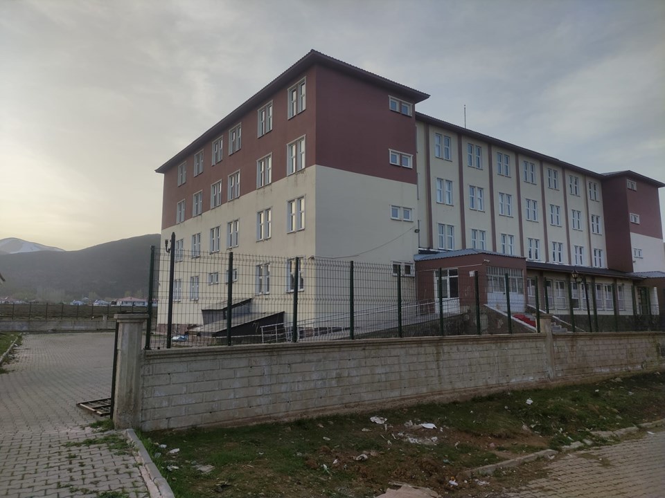 Karlıova’da 1 okul için yıkım, 1 öğrenci yurdunda güçlendirme kararı - 1
