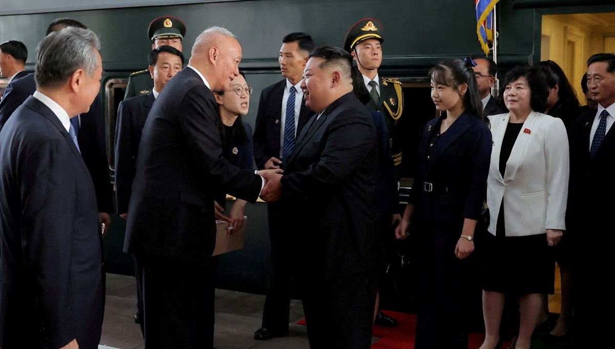 Kim Jong Un kızını dünyaya tanıttı
