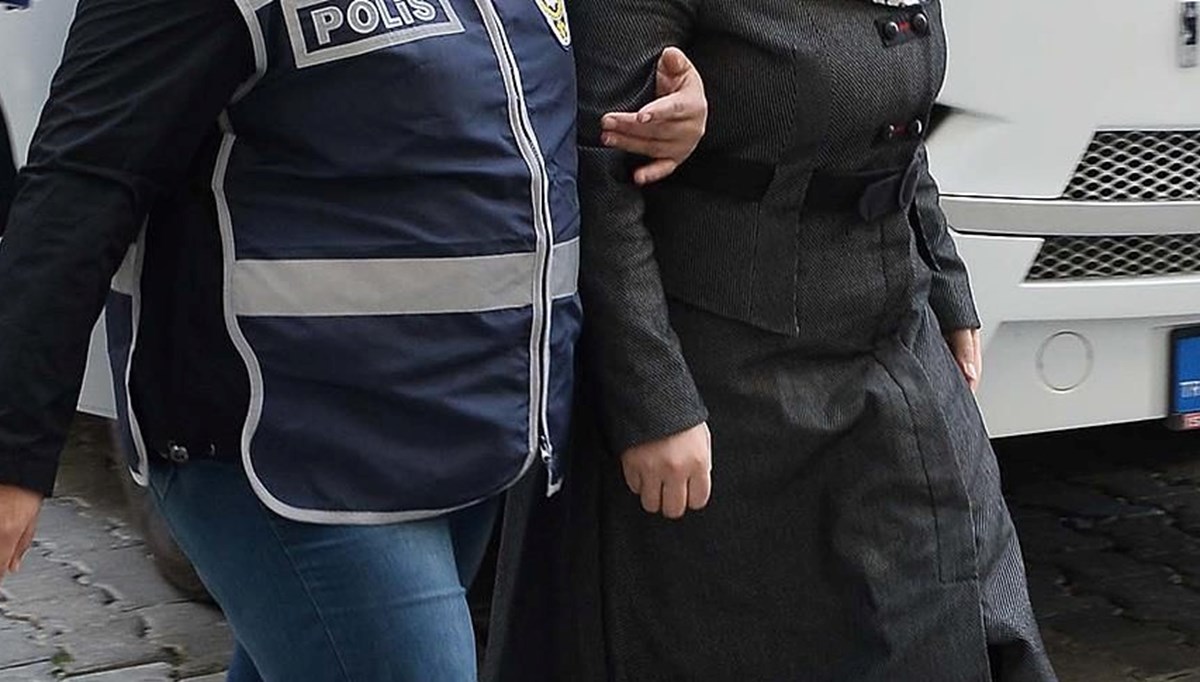 İstiklal Marşı'nda yüksek sesle müzik açan kadın gözaltında