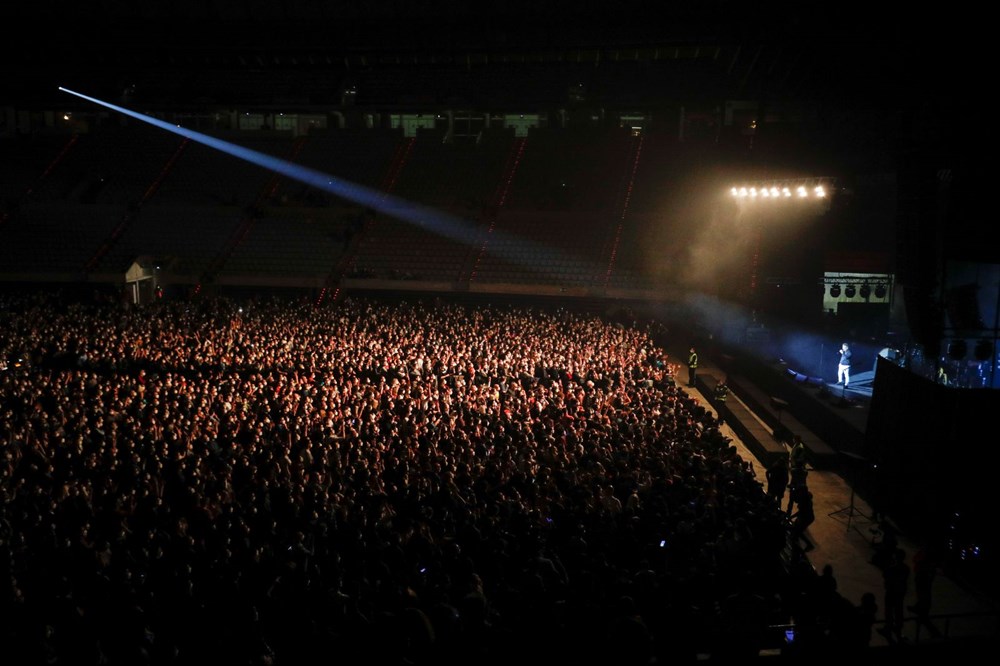 İspanya'da Covid-19 salgını döneminde sosyal mesafesiz ilk konser yapıldı - 1