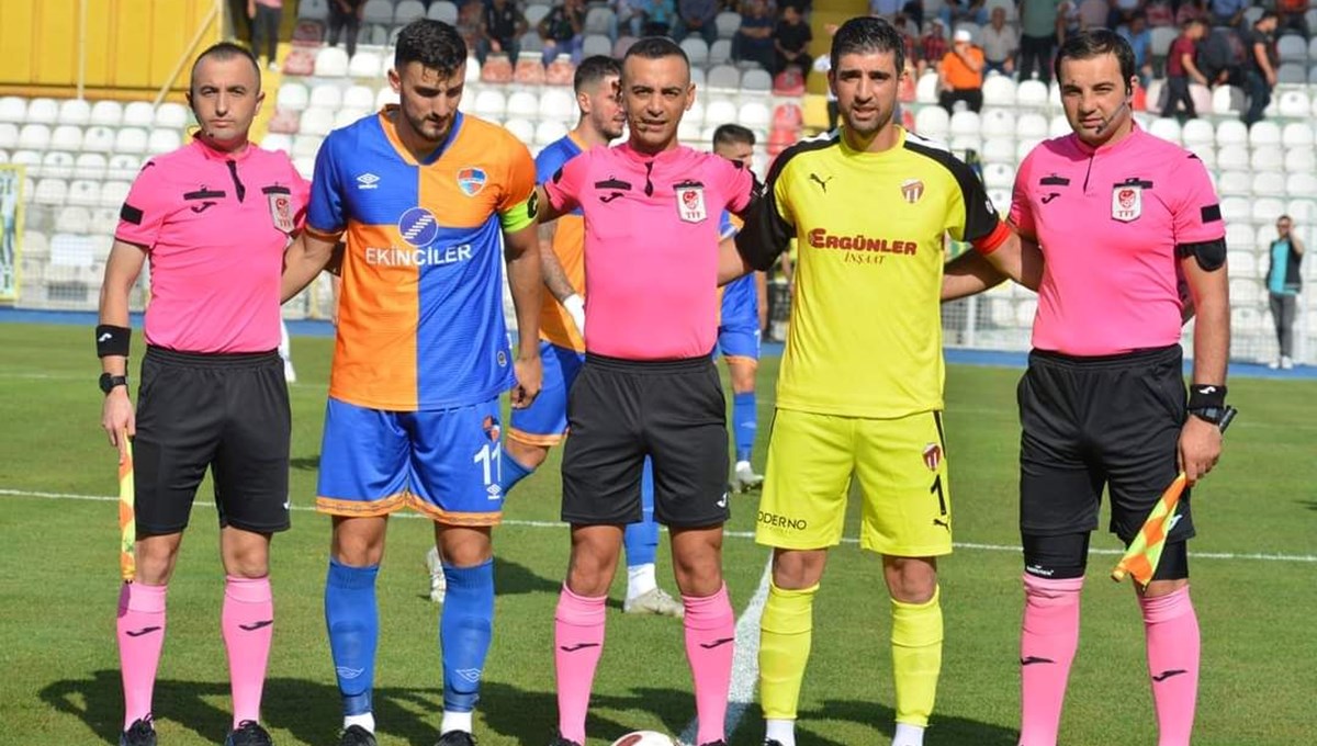 Dili boğazına kaçan kaleciyi maçın hakemi hayata döndürdü Dili boğazına kaçan kaleciyi maçın hakemi hayata döndürdü
