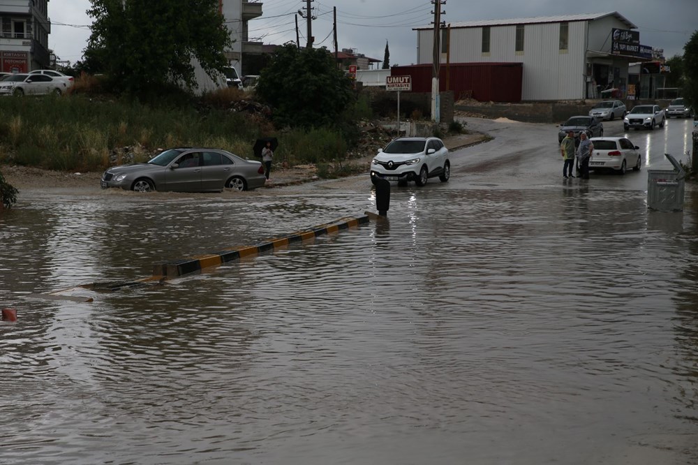 Adana ve Hatay’ı
sağanak vurdu: Ev ve iş yerlerini su bastı, araçlar yolda kaldı - 7