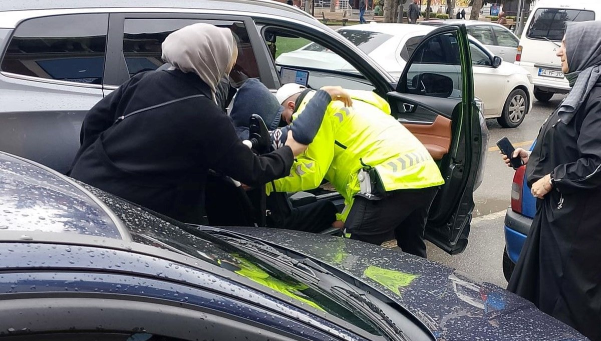 Sakarya’da polisten yürekleri ısıtan hareket Sakarya’da polisten yürekleri ısıtan hareket
