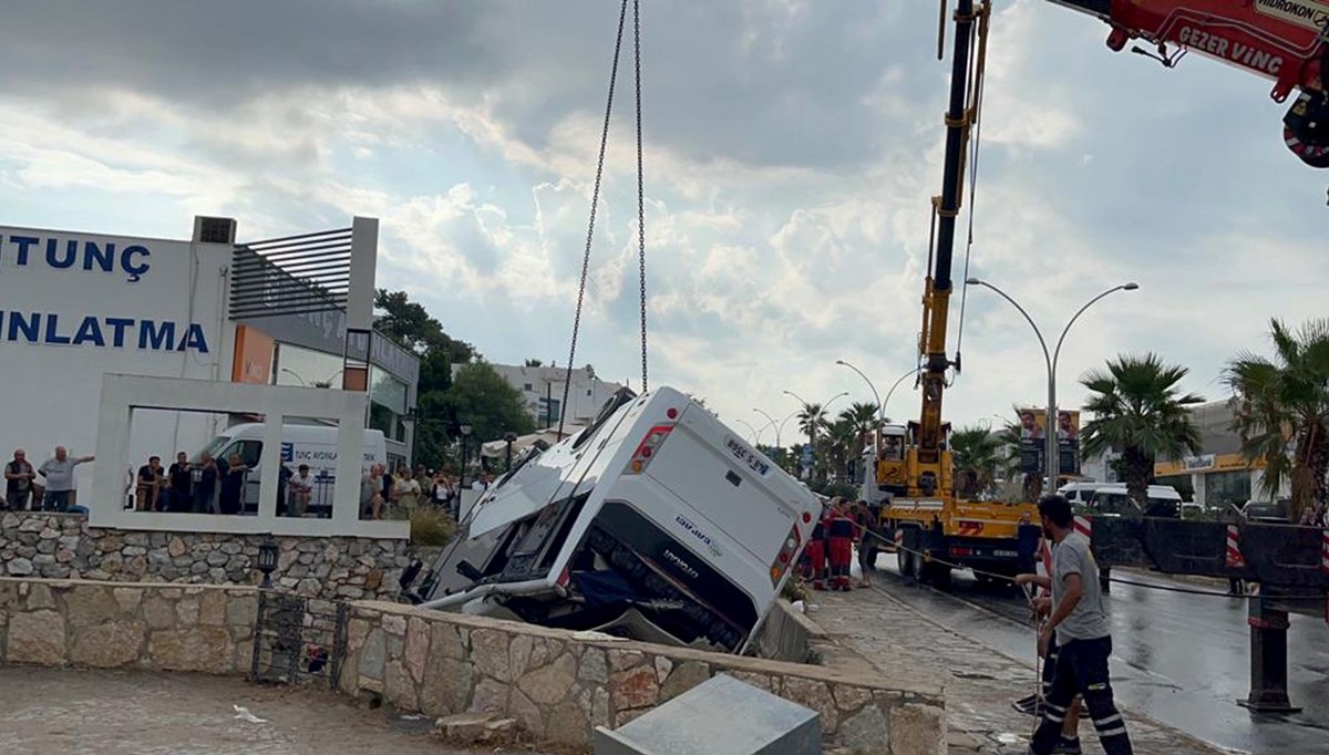 Bodrum'da midibüs dere yatağına uçtu: 23 işçi yaralı