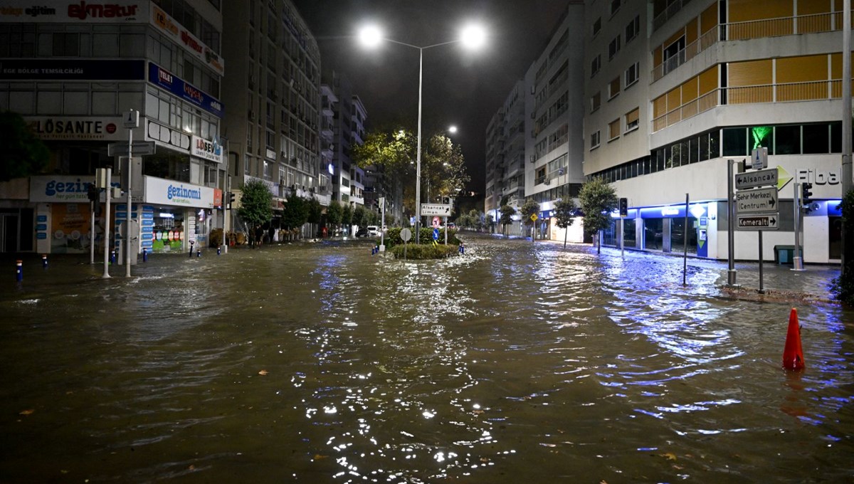 İzmir'i fırtına vurdu: Deniz karayla birleşti