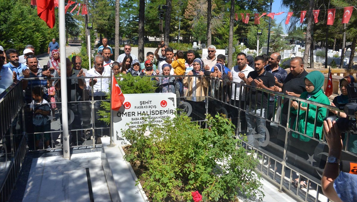 15 Temmuz'un yıl dönümünde Ömer Halisdemir'in kabrine akın