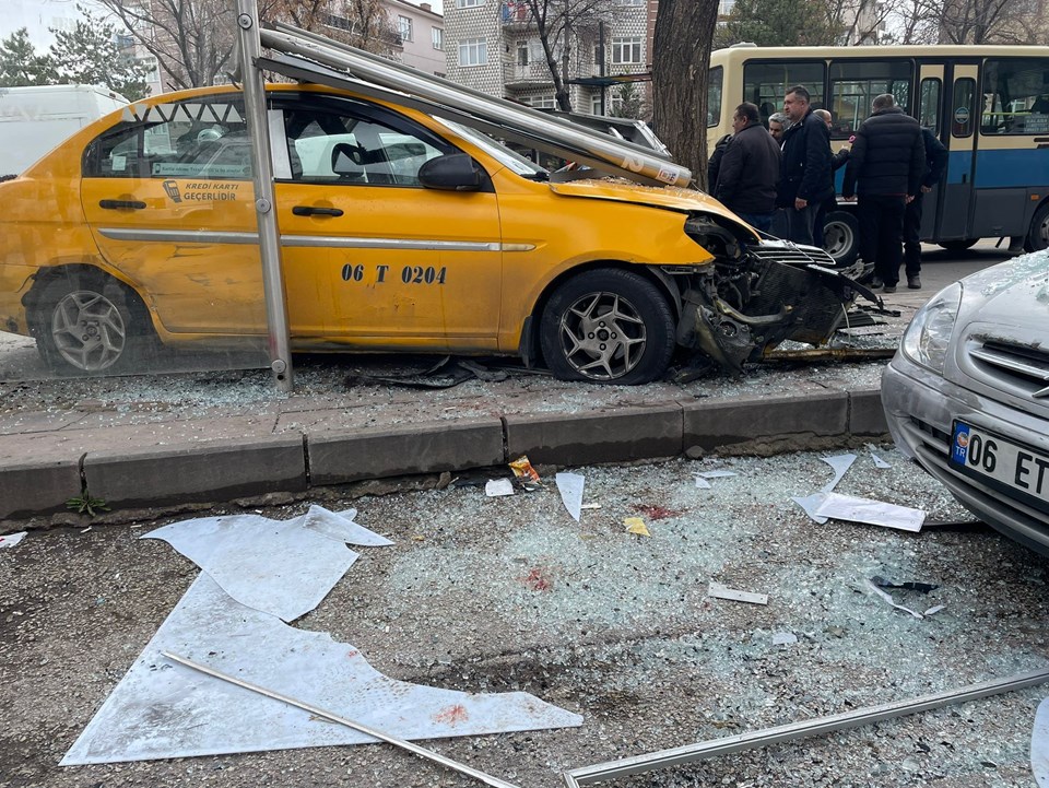 Ankara'da taksi durağa daldı: Yaralılar var - 2