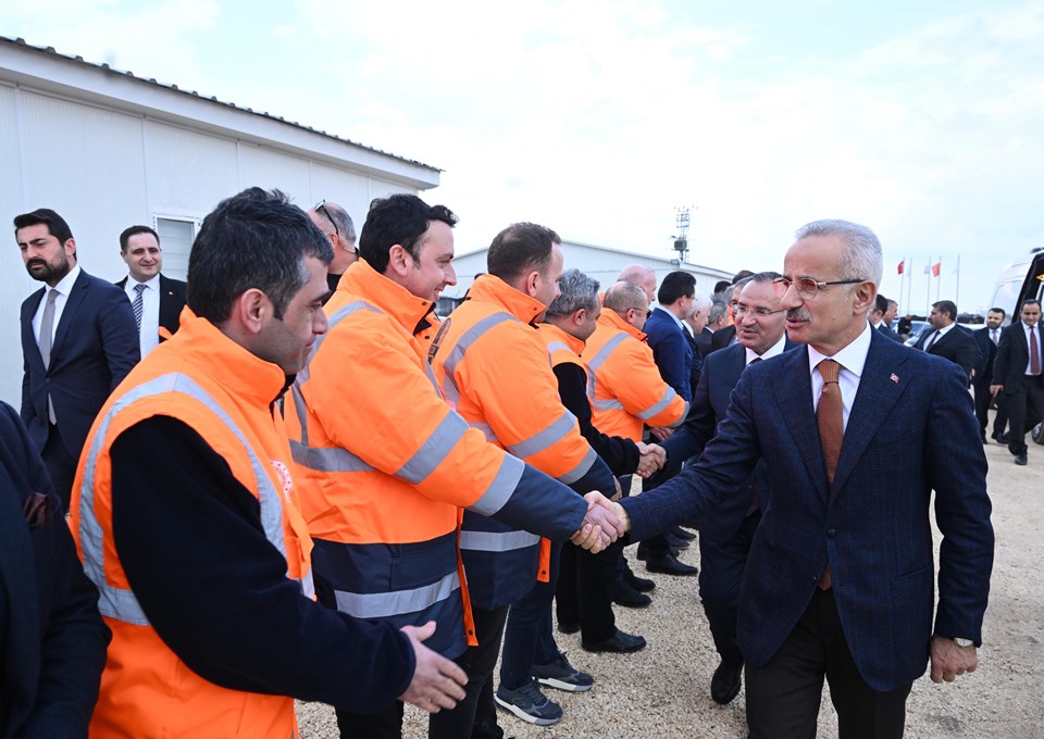 Bakan Uraloğlu: Deprem konutlarıyla yolları eş zamanlı olarak bitereceğiz - 1