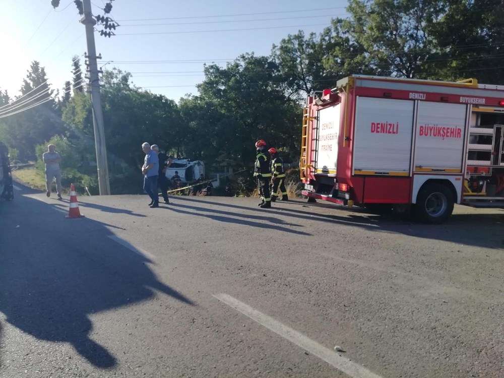 Otomobil, elektrikli bisiklete çarpıp mezarlığa yuvarlandı: 3 ölü - 1