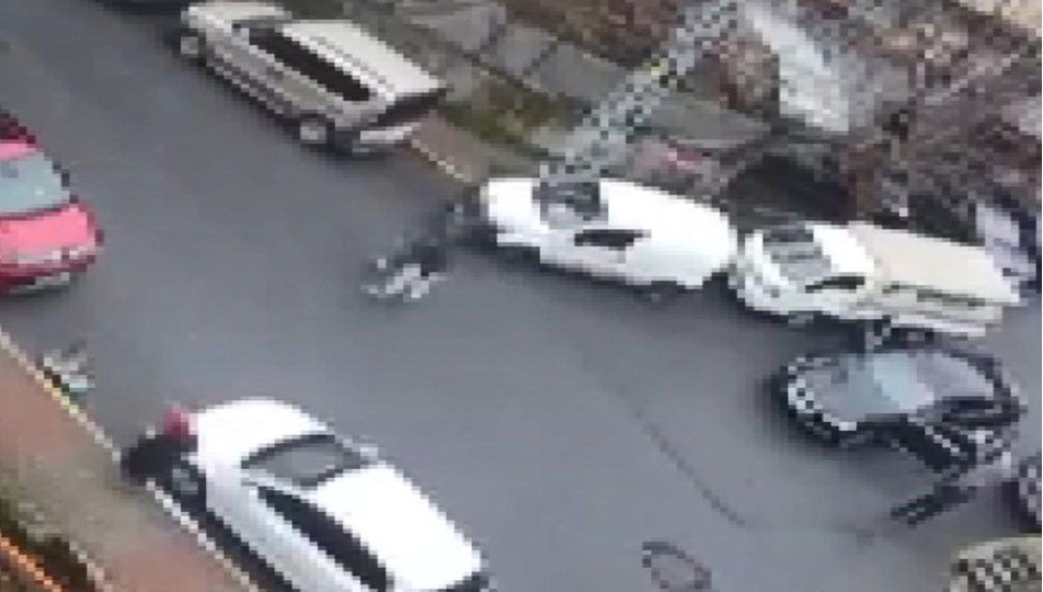 Yaşlı adama sokak ortasında yumruklu saldırı