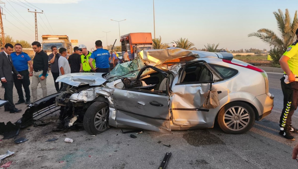 Otomobil, kamyona arkadan çarptı: 2 ölü, 1 yaralı