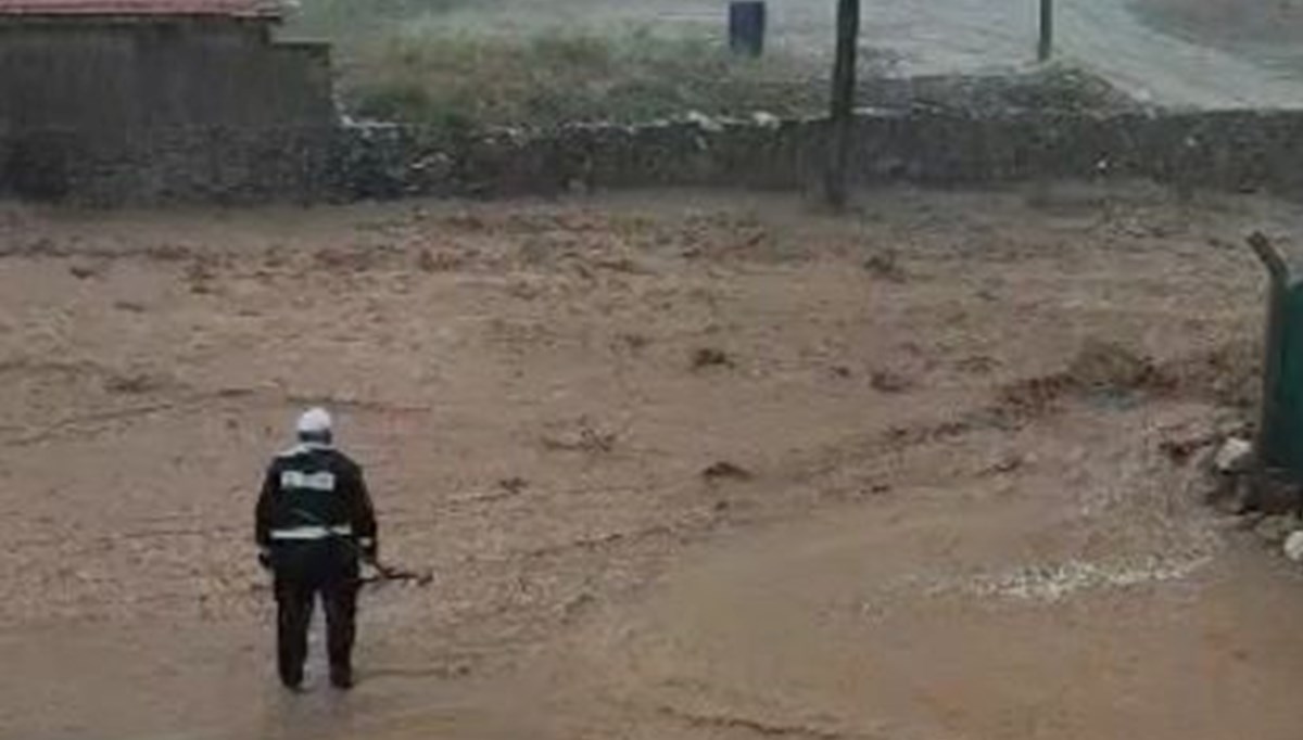 Kırıkkale'yi sağanak vurdu: Dereler taştı, ekili arazi ve bahçeler zarar gördü Kırıkkale'yi sağanak vurdu: Dereler taştı, ekili arazi ve bahçeler zarar gördü