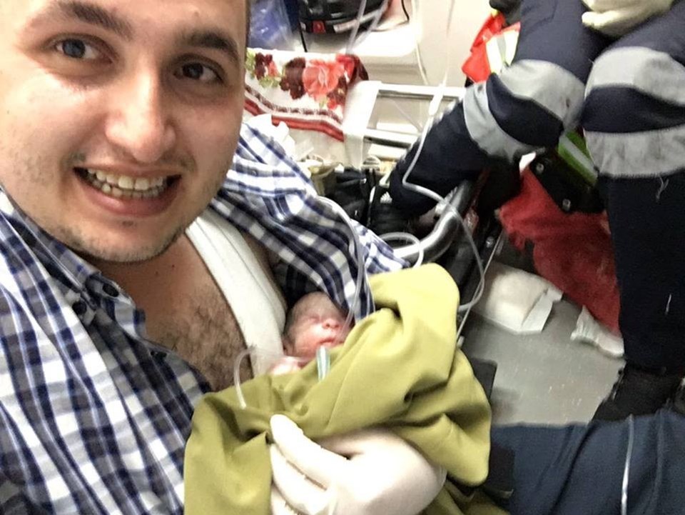 Doktor, ambulansta doğan bebeği göğsüne bastırarak hayata bağladı - 1