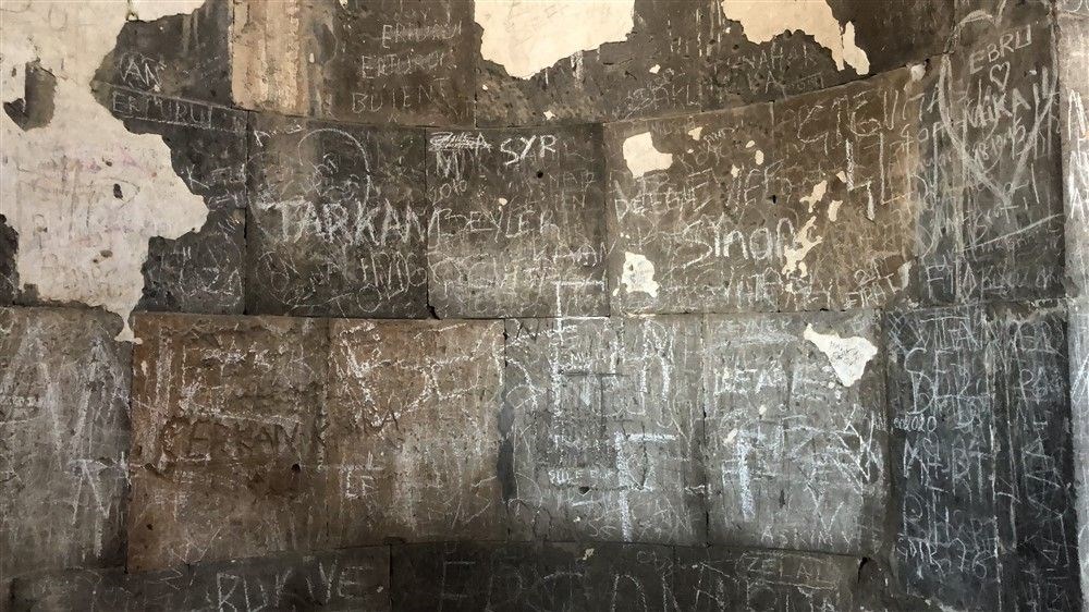 Ani'de tarihi yapıtların duvarları aşk ilan alanı oldu - 2