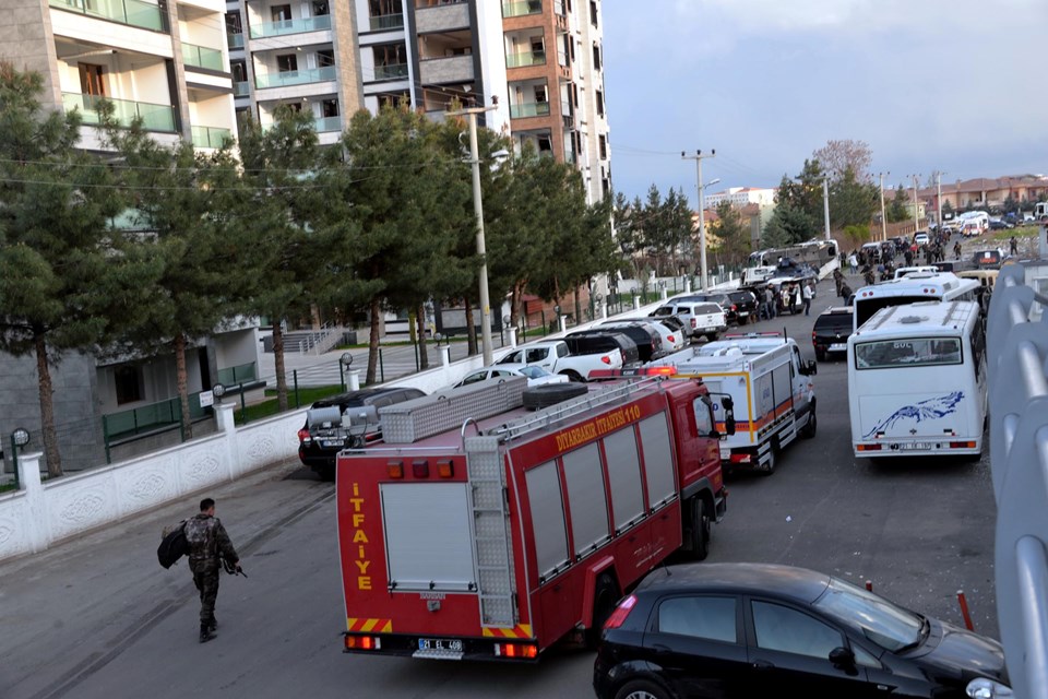 Diyarbakır'da polis aracının geçişi sırasında patlama: 7 şehit, 27 yaralı - 1