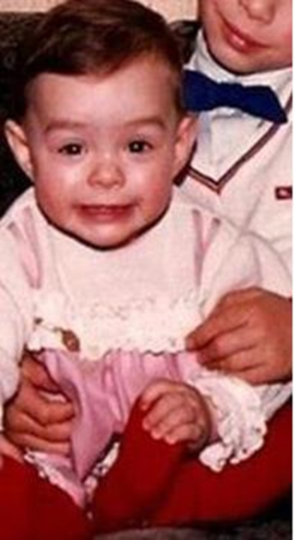 Su Burcu Yazgı Coşkun'dan nostaljik kare (Ünlülerin çocukluk ve gençlik halleri) - 699