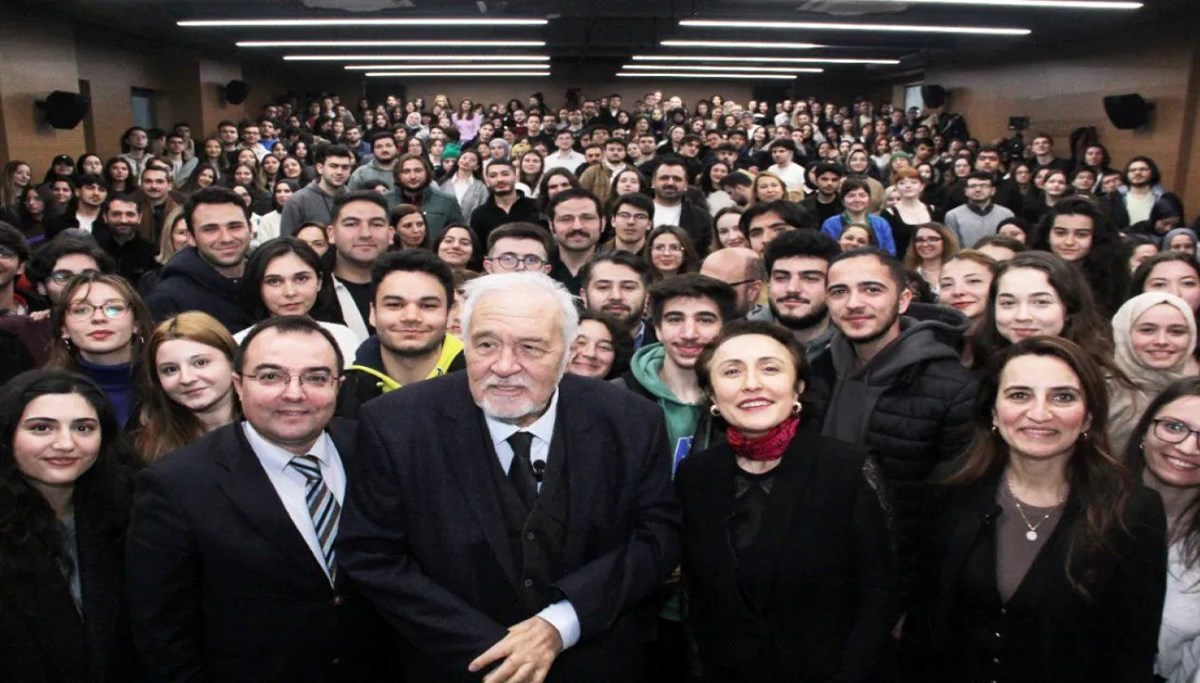 Prof. Dr. İlber Ortaylı'nın İstanbul'daki semineri yoğun ilgi gördü Prof. Dr. İlber Ortaylı'nın İstanbul'daki semineri yoğun ilgi gördü