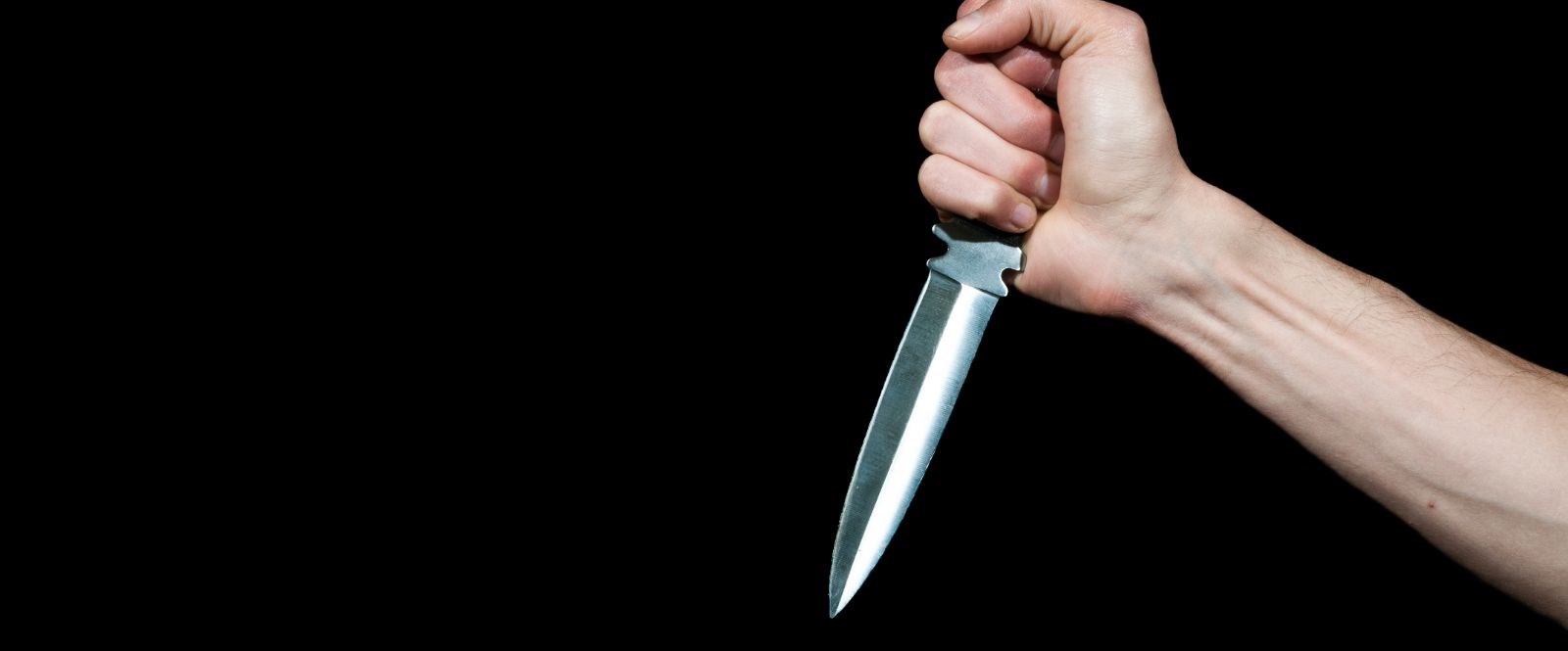 Тащить нож. Тащить нож. Рука держит клинок. Силуэт с ножом в руке. Тащить нож.
